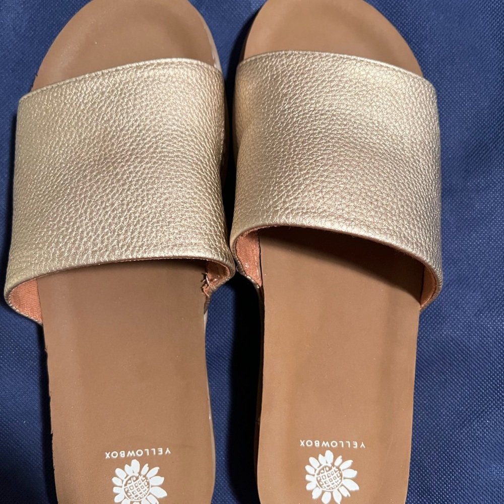 New yellow box size 9 1/2 slightly gold color